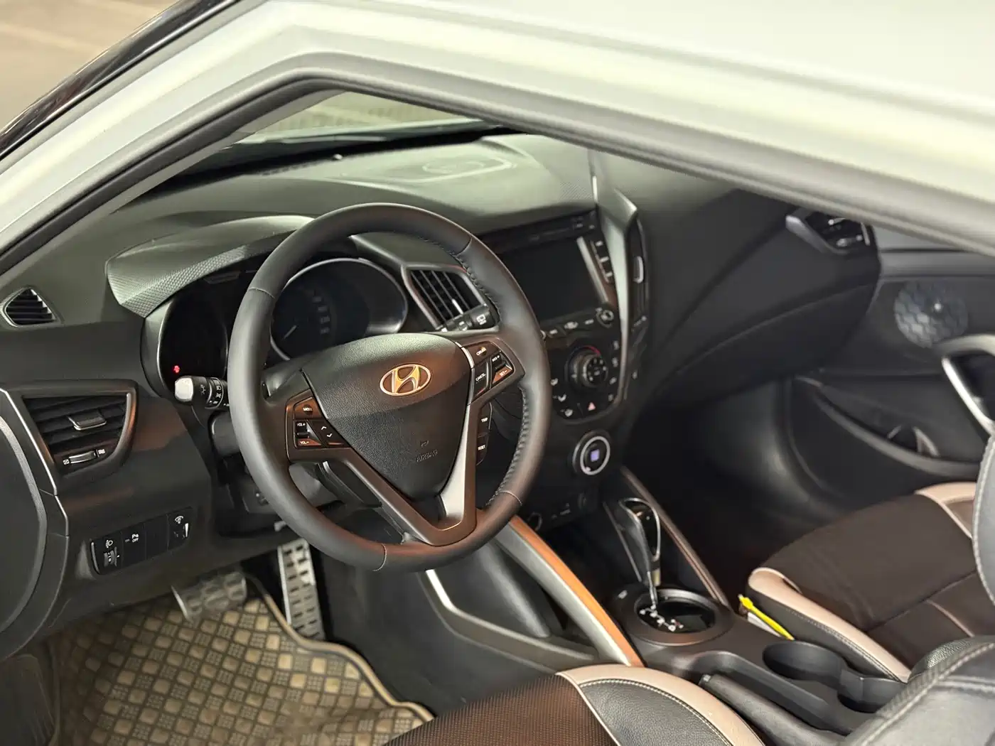 Hyundai Veloster 2012 1.6T Automatic Luxury фото 7