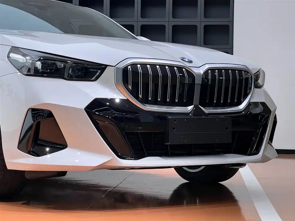 BMW 5 Series 2025 530Li Leading M Sport Package фото 4