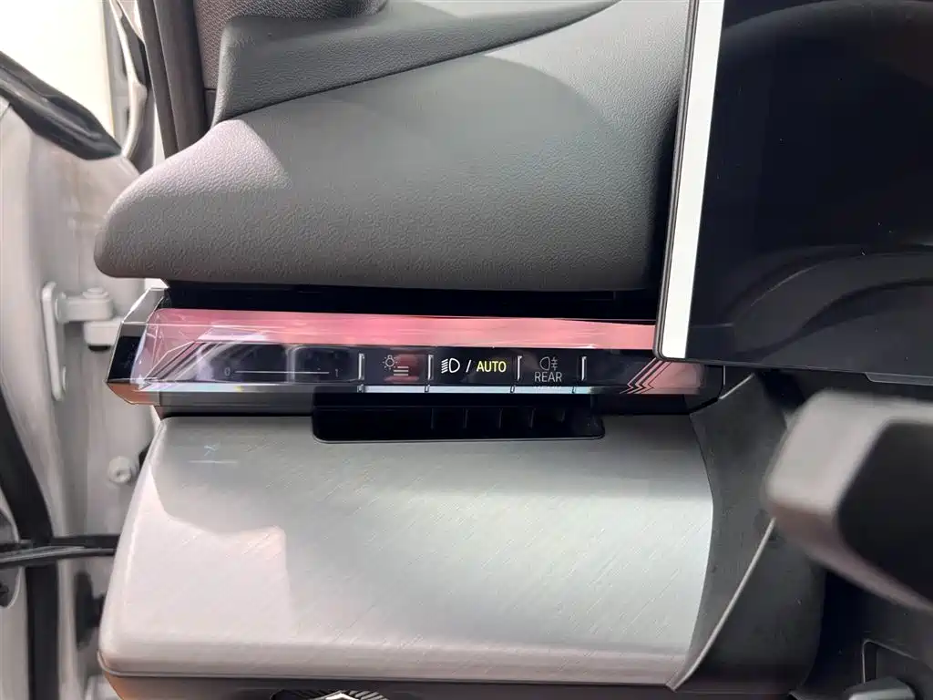 BMW 5 Series 2025 530Li Leading M Sport Package фото 11