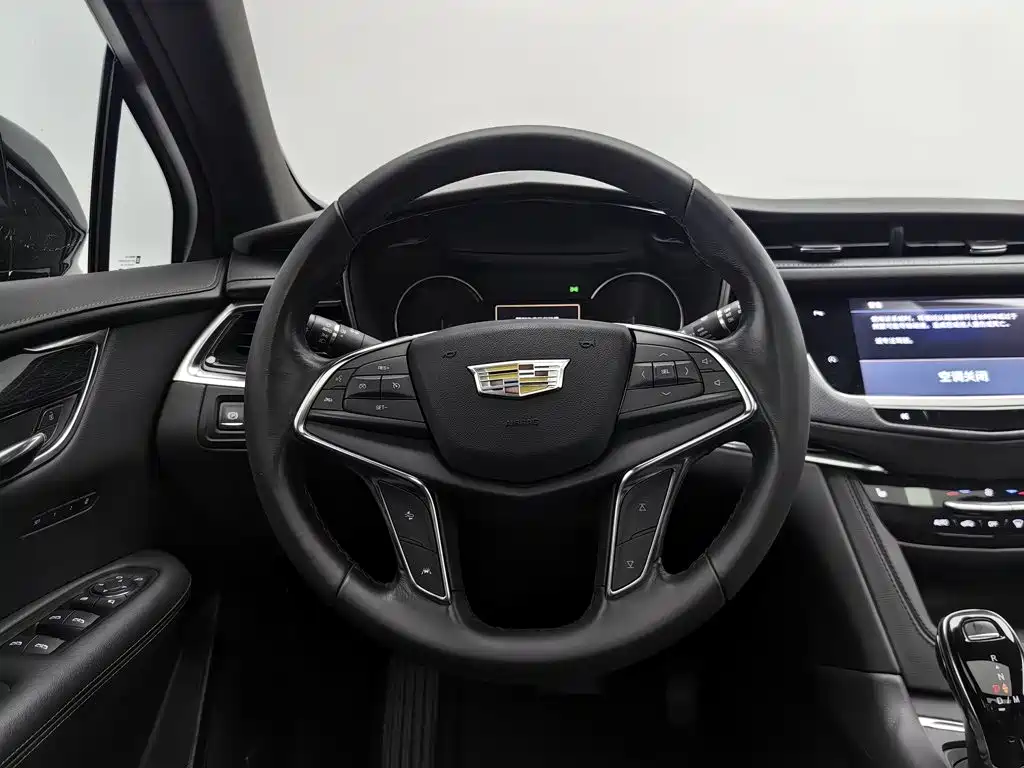 Фото 11 - Cadillac XT5