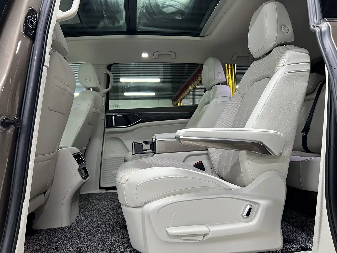 Volkswagen Viloran 2023 Facelift 380TSI Prestige Edition фото 8