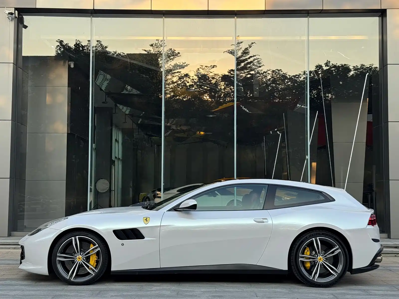 Photo 3 - Ferrari GTC4Lusso