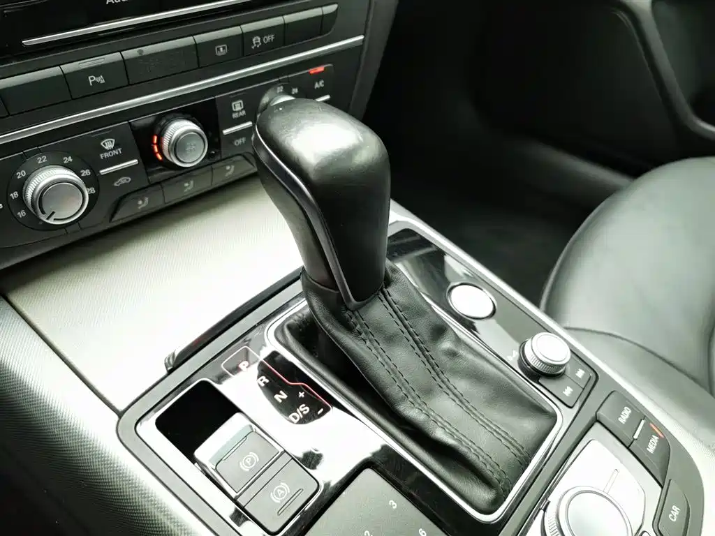 Фото 13 - Audi A6L