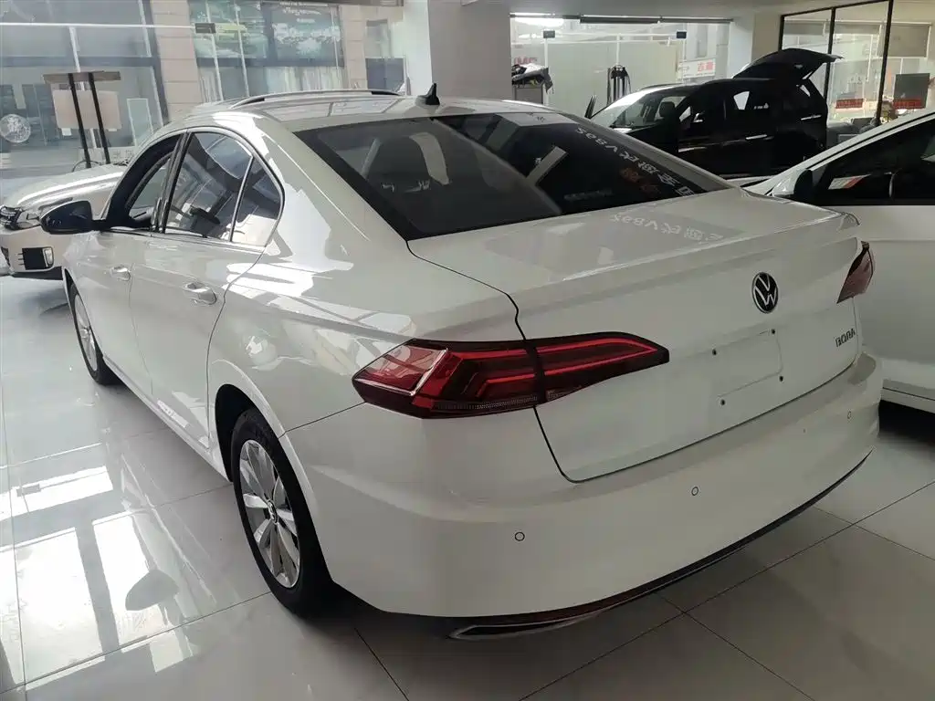 VOLKSWAGEN BORA