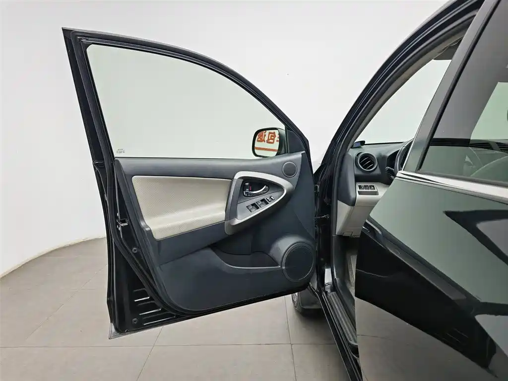 Photo 8 - Toyota RAV4 Rongfang