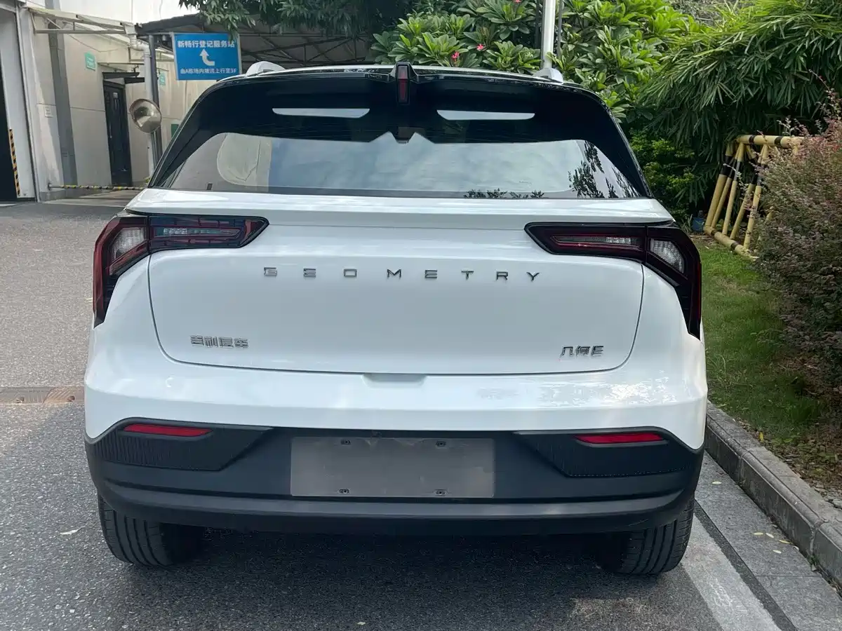 Фото 8 - Geely Geometry E Firefly