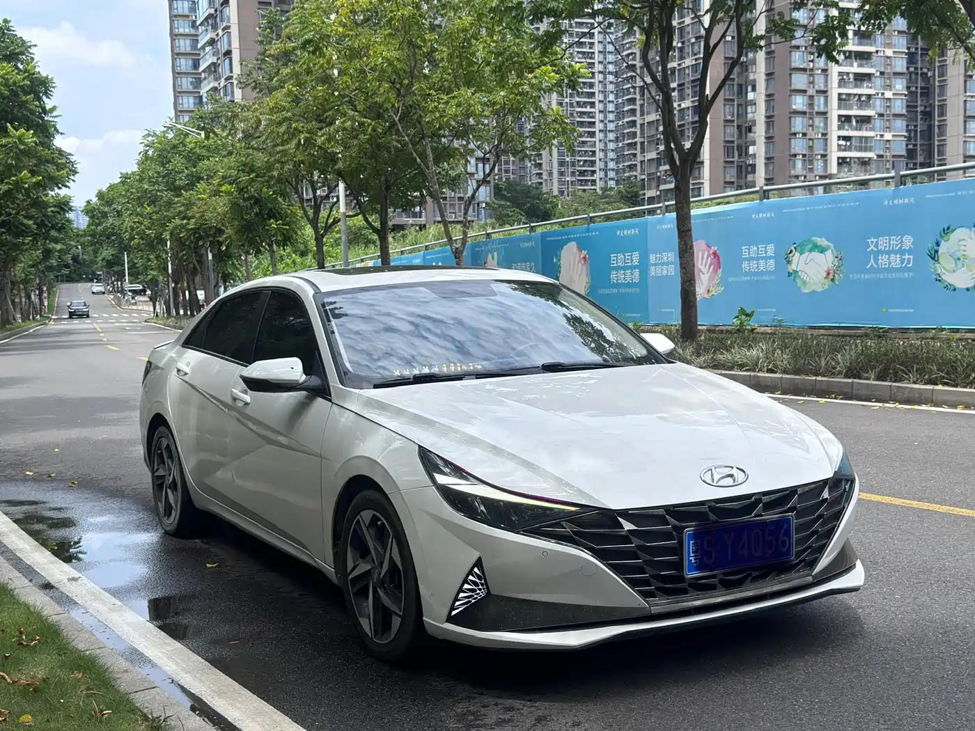 Photo 3 - Hyundai Elantra