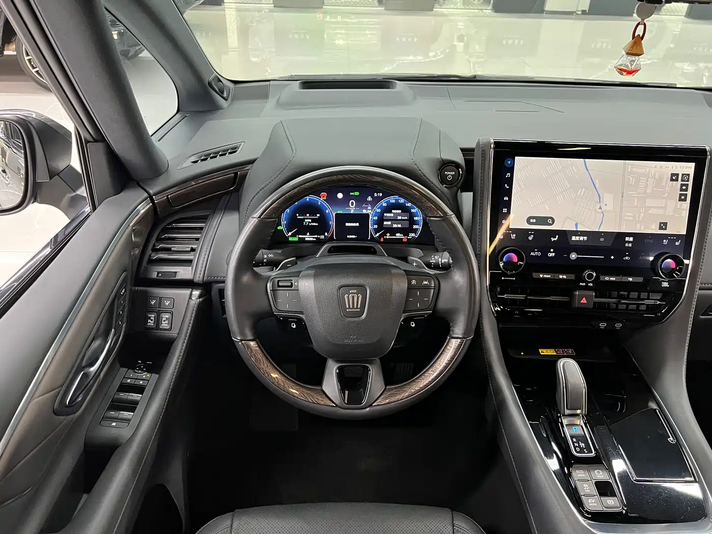 Toyota Vellfire 2024 Crown Hybrid 2.5L Executive Premium Edition фото 17