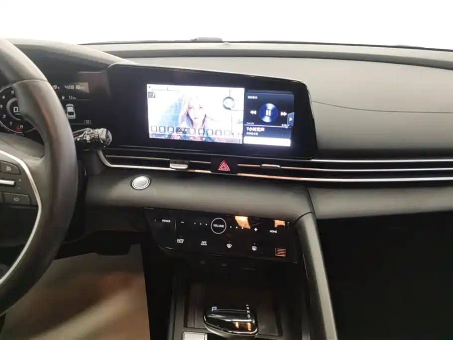 Hyundai Elantra 2021 1.5L CVT LUX Premium Edition фото 13