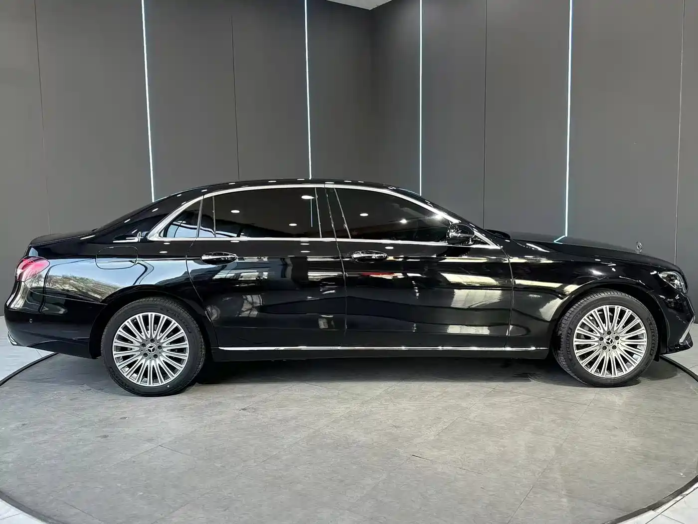 Mercedes-Benz E-Class 2023 E 300 L Fashion фото 5