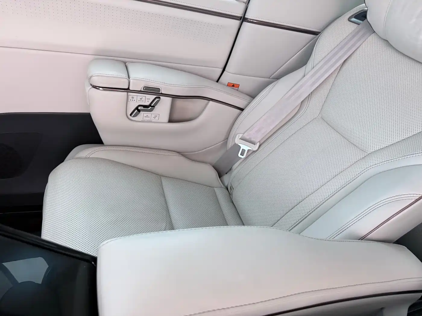 Lexus LM 2023 350h 7-Seater Elegance Edition фото 11
