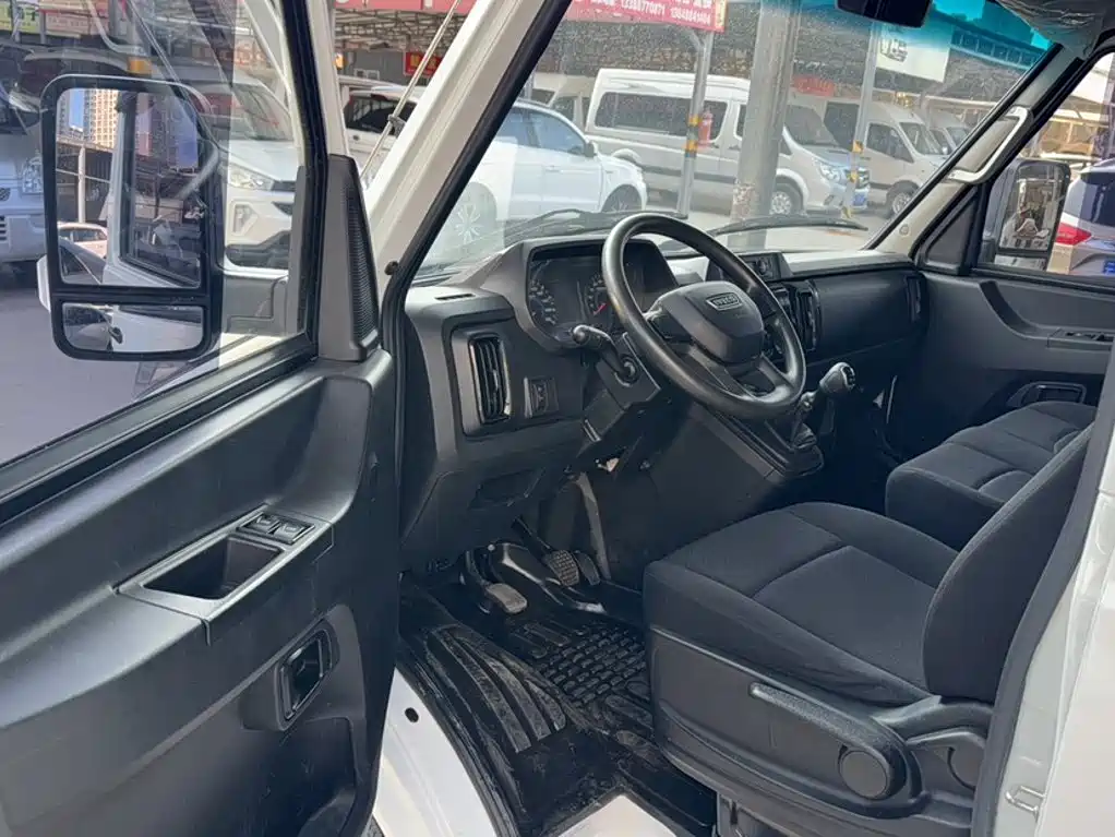 Iveco Daily 2024 2023 2.5T A35M1 Short Wheelbase Low Roof Single Tire Sliding Door 5-9 Seater