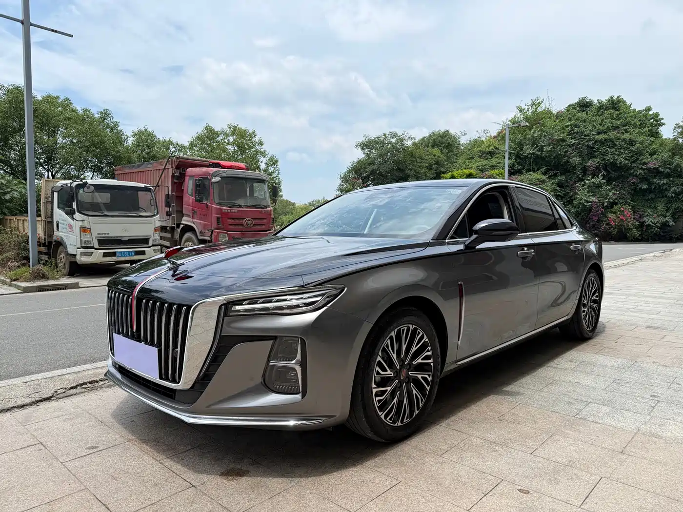 Hongqi H5 2024 2.0T Automatic Smart Connect Flag Smooth Edition