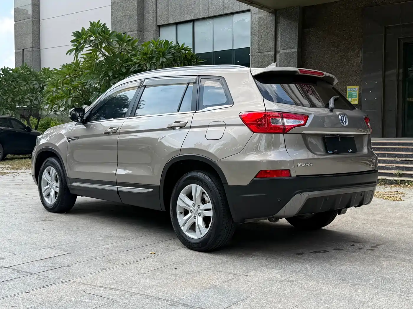 Фото 14 - Changan CS75