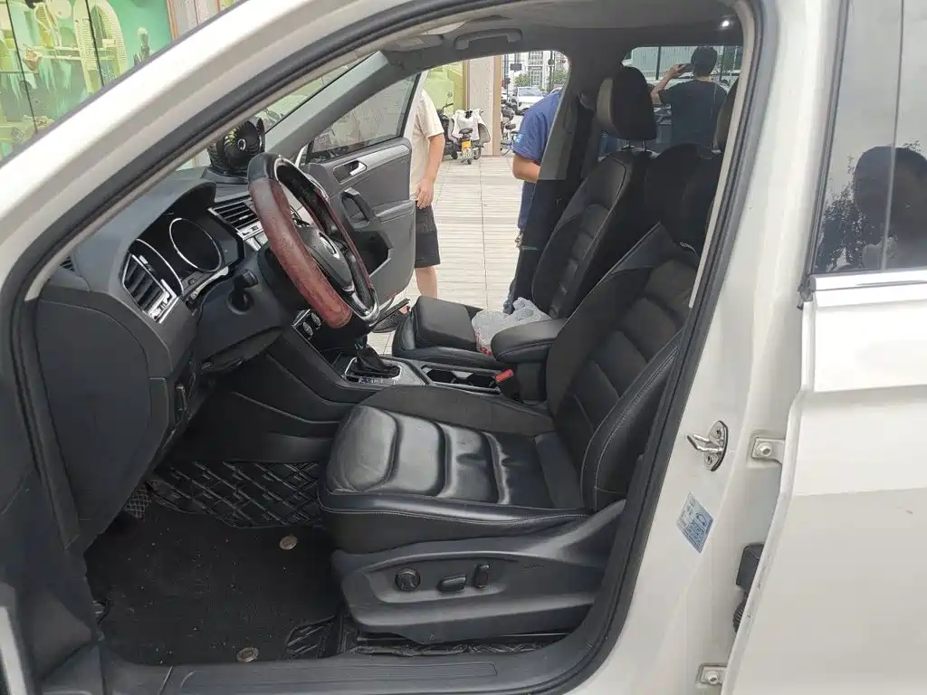 Photo 18 - Volkswagen Tiguan L