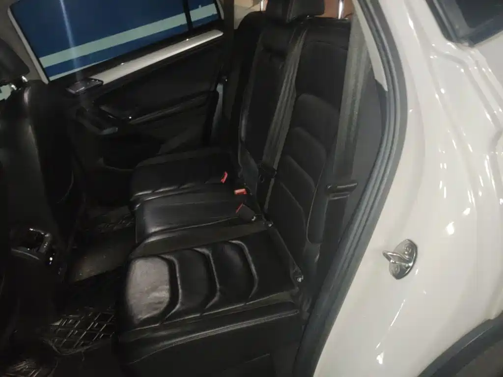Photo 20 - Volkswagen Tiguan L