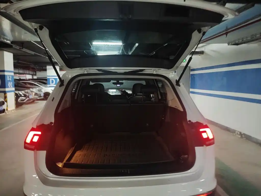 Photo 22 - Volkswagen Tiguan L