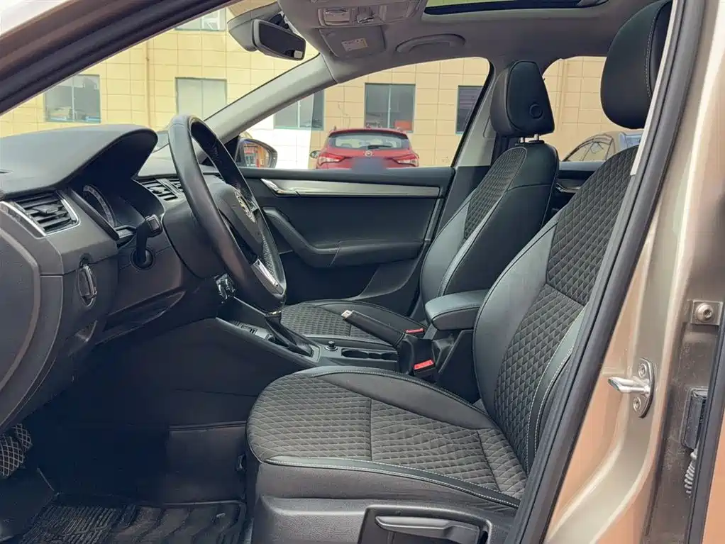 Škoda Octavia 2018 TSI280 DSG Luxury Edition фото 11