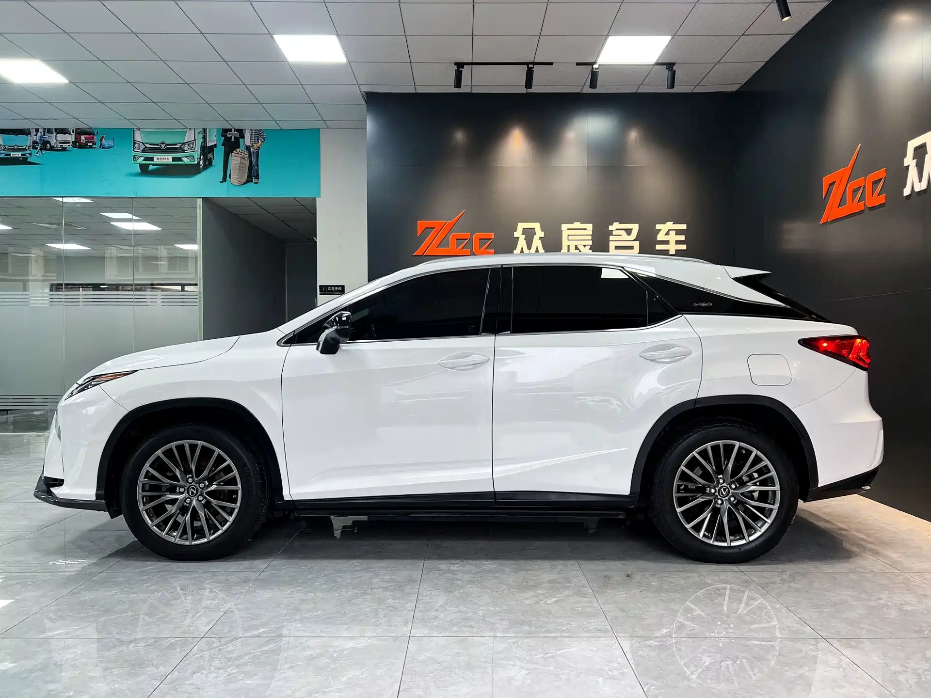 Фото 2 - Lexus RX
