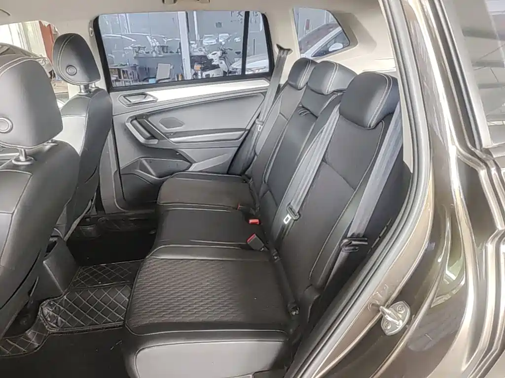 Photo 17 - Volkswagen Tiguan L
