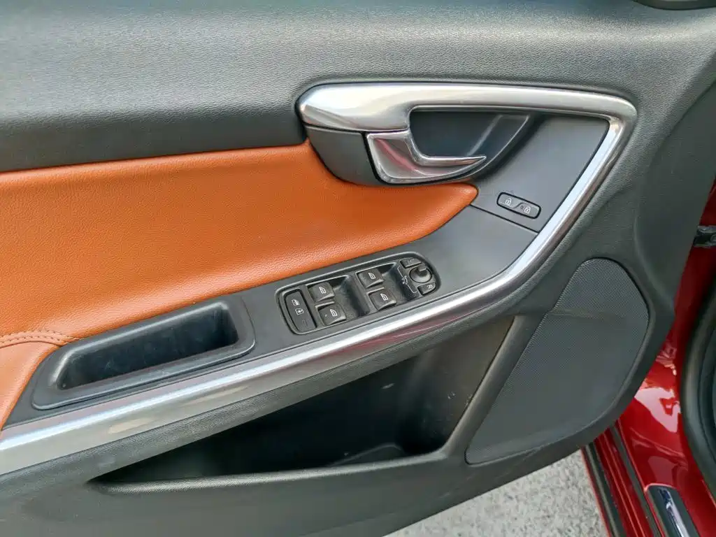 Фото 15 - Volvo V60