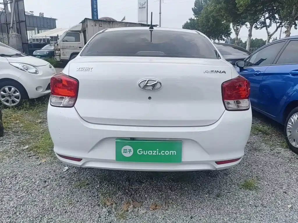 Photo 6 - Hyundai Verna