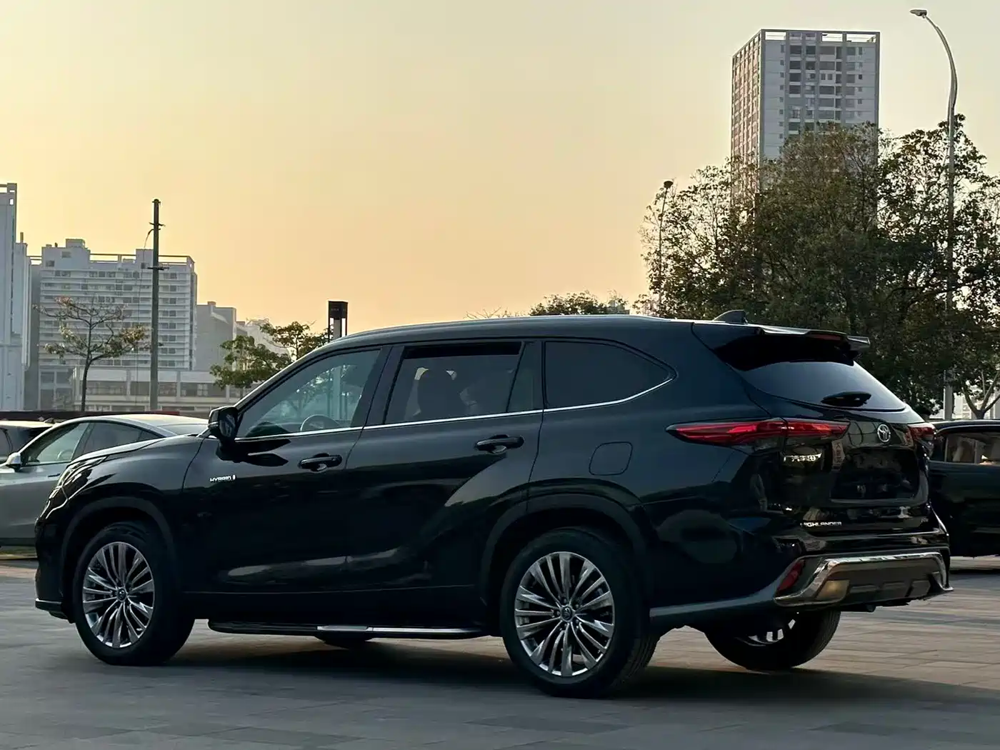 Toyota Highlander 2022 Dual Engine 2.5L 4WD Supreme Edition 7-Seater фото 11