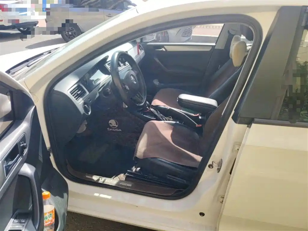 Škoda Skoda Rapid Spaceback 2014 1.6L Automatic Joy Edition фото 17