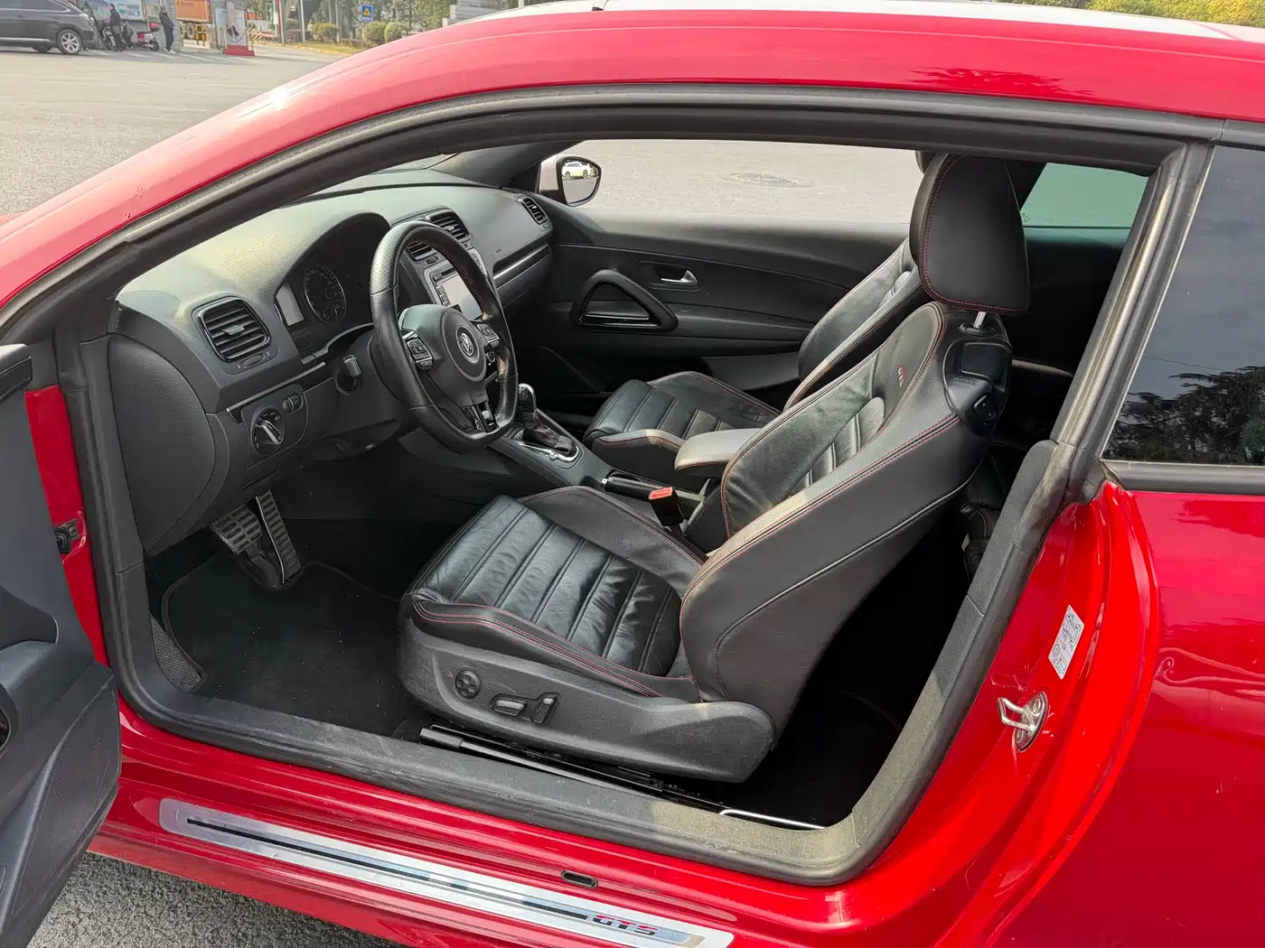 Volkswagen Scirocco 2011 2.0TSI Luxury фото 11