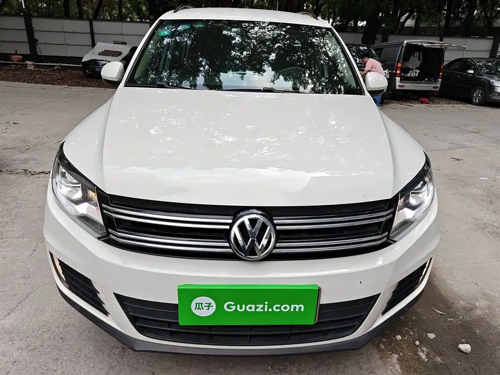 VOLKSWAGEN TIGUAN