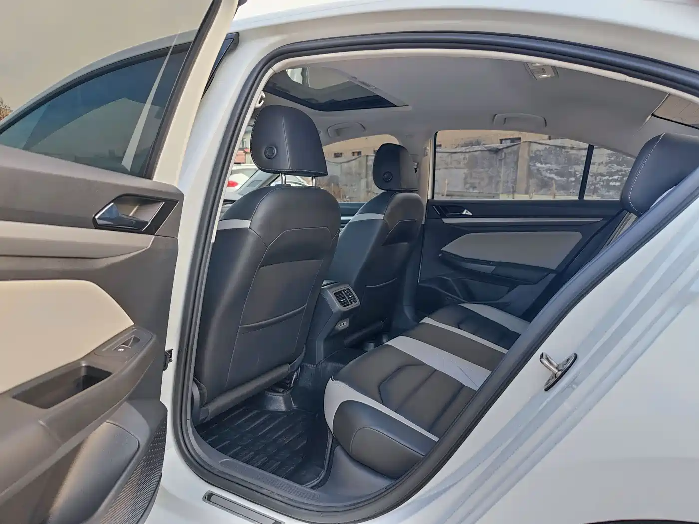 Volkswagen Bora 2024 300TSI DSG Premium Ride Edition фото 10