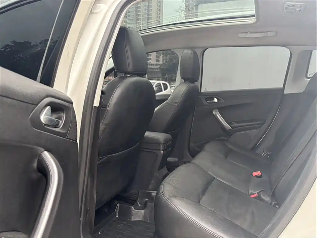 Peugeot 2008 2014 1.6L Manual Fashion Edition фото 15