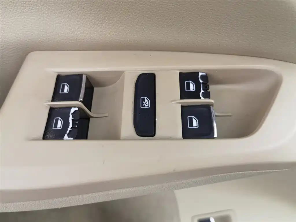 Volkswagen Sagitar 2015 1.6L Manual Comfort фото 9