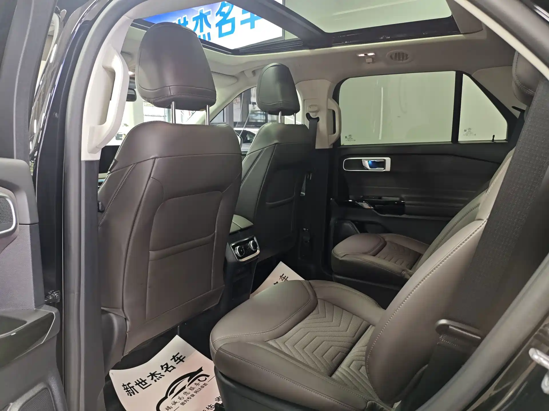 Фото 8 - Ford Explorer