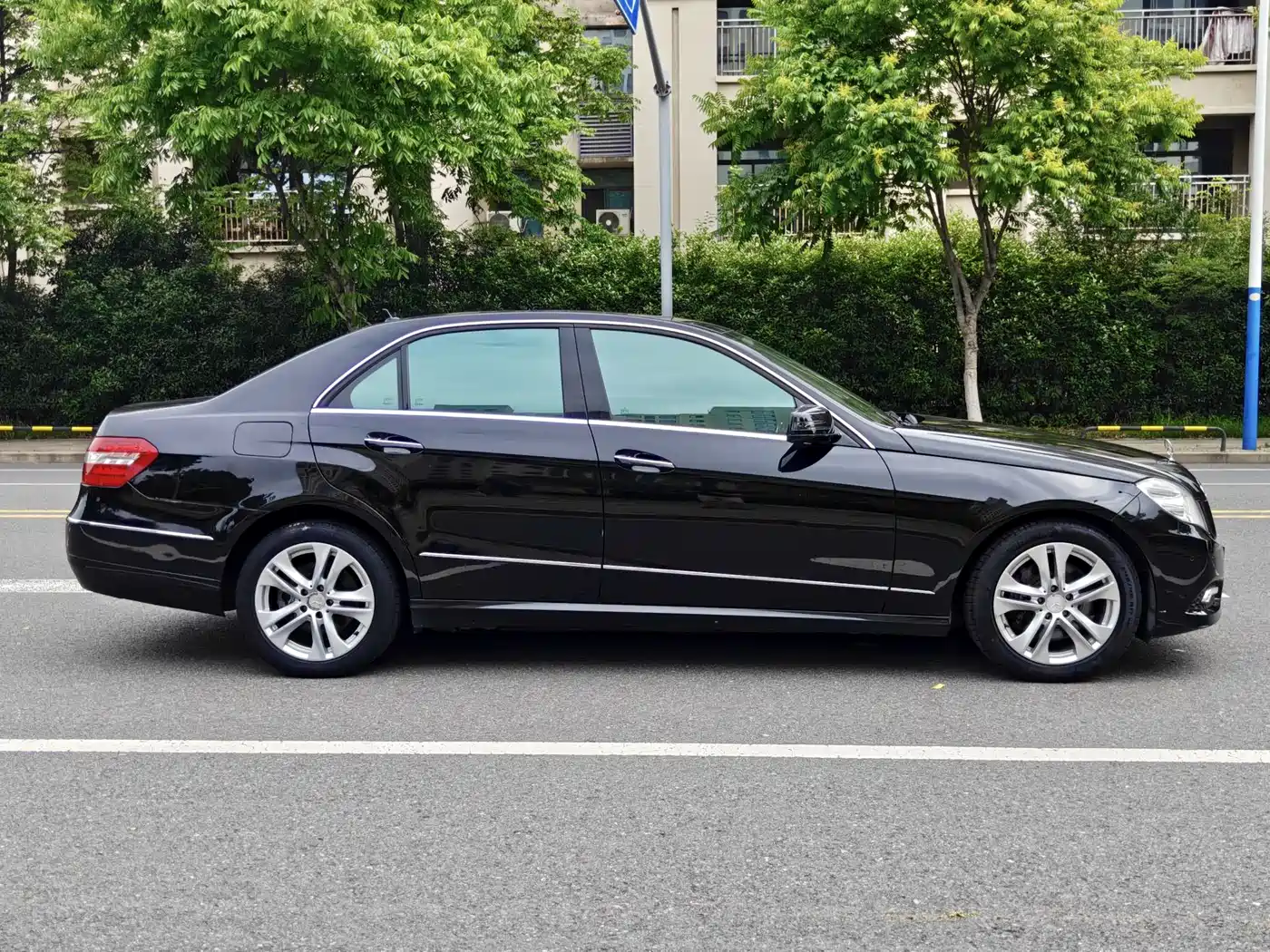Mercedes-Benz E-Class (Import) 2010 Model E 300 Elegance Luxury Edition фото 5