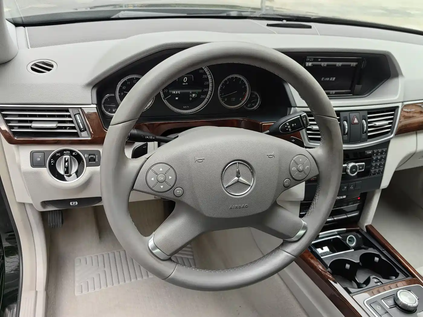 Mercedes-Benz E-Class 2012 E 260 L CGI Fashion Model фото 23