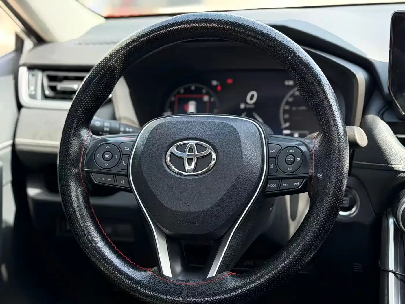 Toyota RAV4 Rongfang 2023 2.0L CVT 2WD 20th Anniversary Platinum Edition фото 9