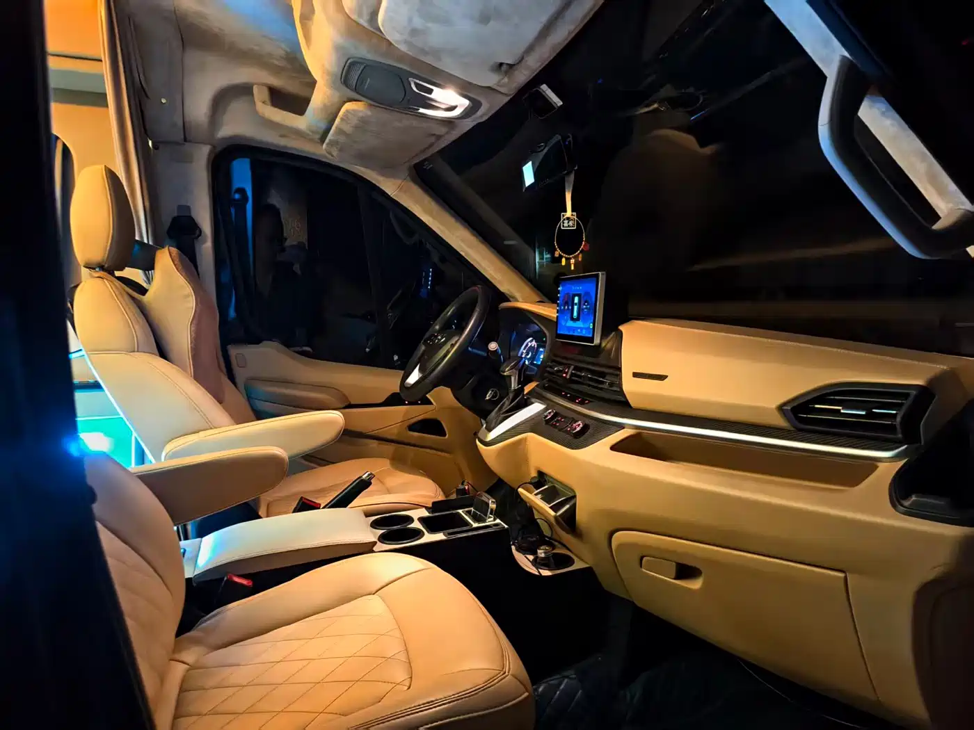 SAIC Maxus Xintu V90 2019 2.0T Automatic Zhiduo Star RWD Single Tire Extended Wheelbase Super High Roof 7-Seater фото 11