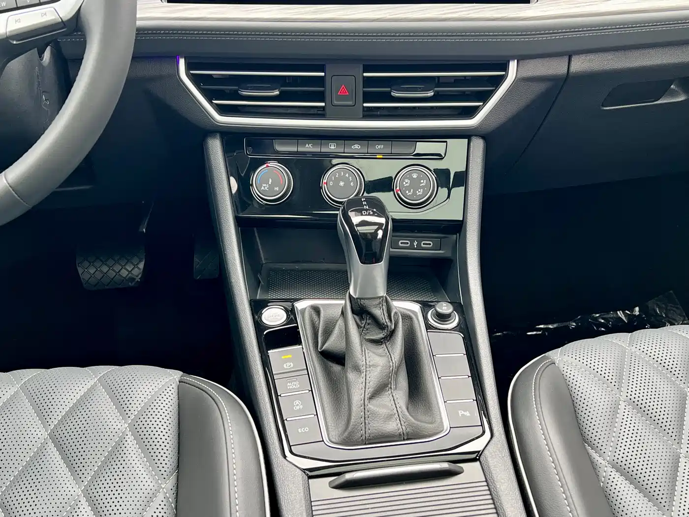 Volkswagen Sagitar 2023 300TSI DSG Surpassing Edition фото 12