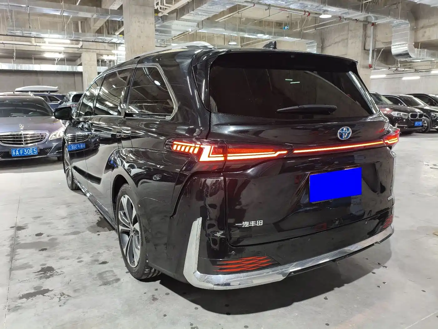 Toyota Granvia 2023 2022 Model Year 2.5L Hybrid Flagship Edition