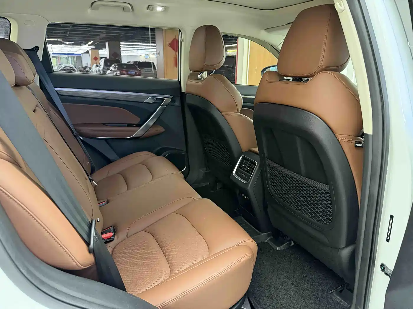 Photo 11 - Geely Atlas
