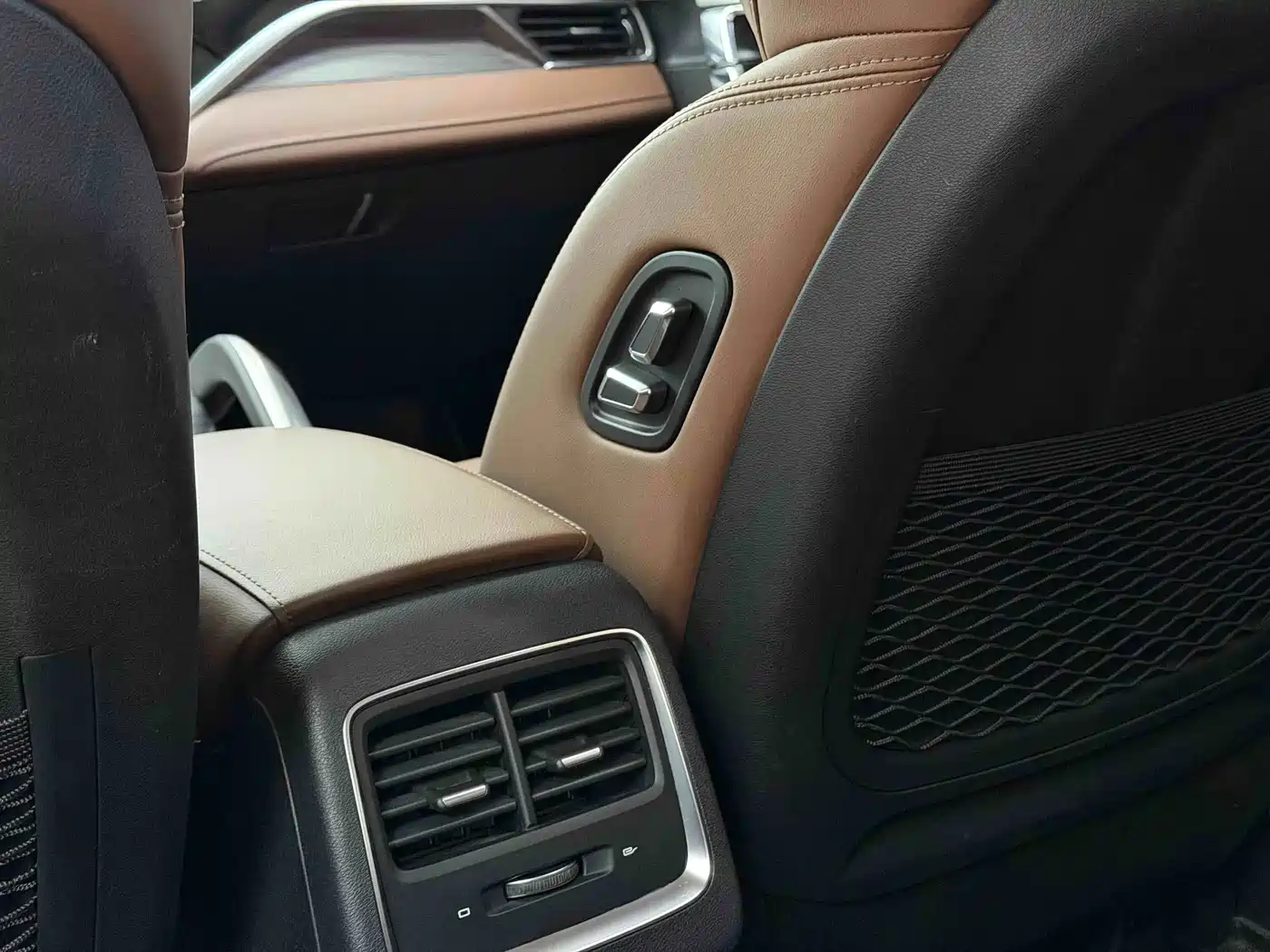 Photo 14 - Geely Atlas