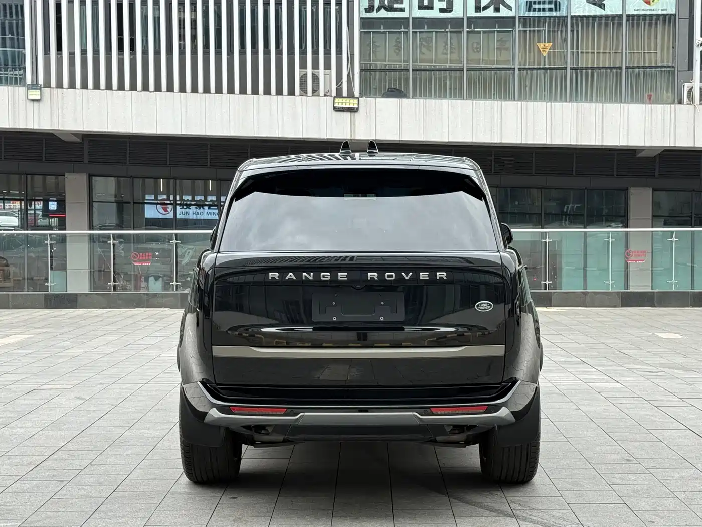 Land Rover Range Rover 2023 3.0 L6 400PS Golden Age 7-Seater Long Wheelbase фото 6