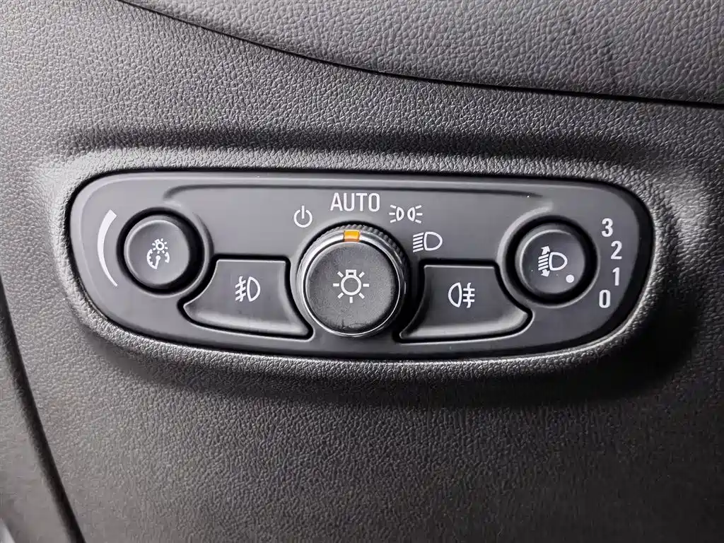 Chevrolet Equinox 2018 550T Automatic 4WD Pioneer Edition фото 21