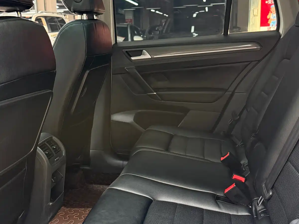 Volkswagen Golf Sportsvan 2016 230TSI Automatic Progressive фото 7