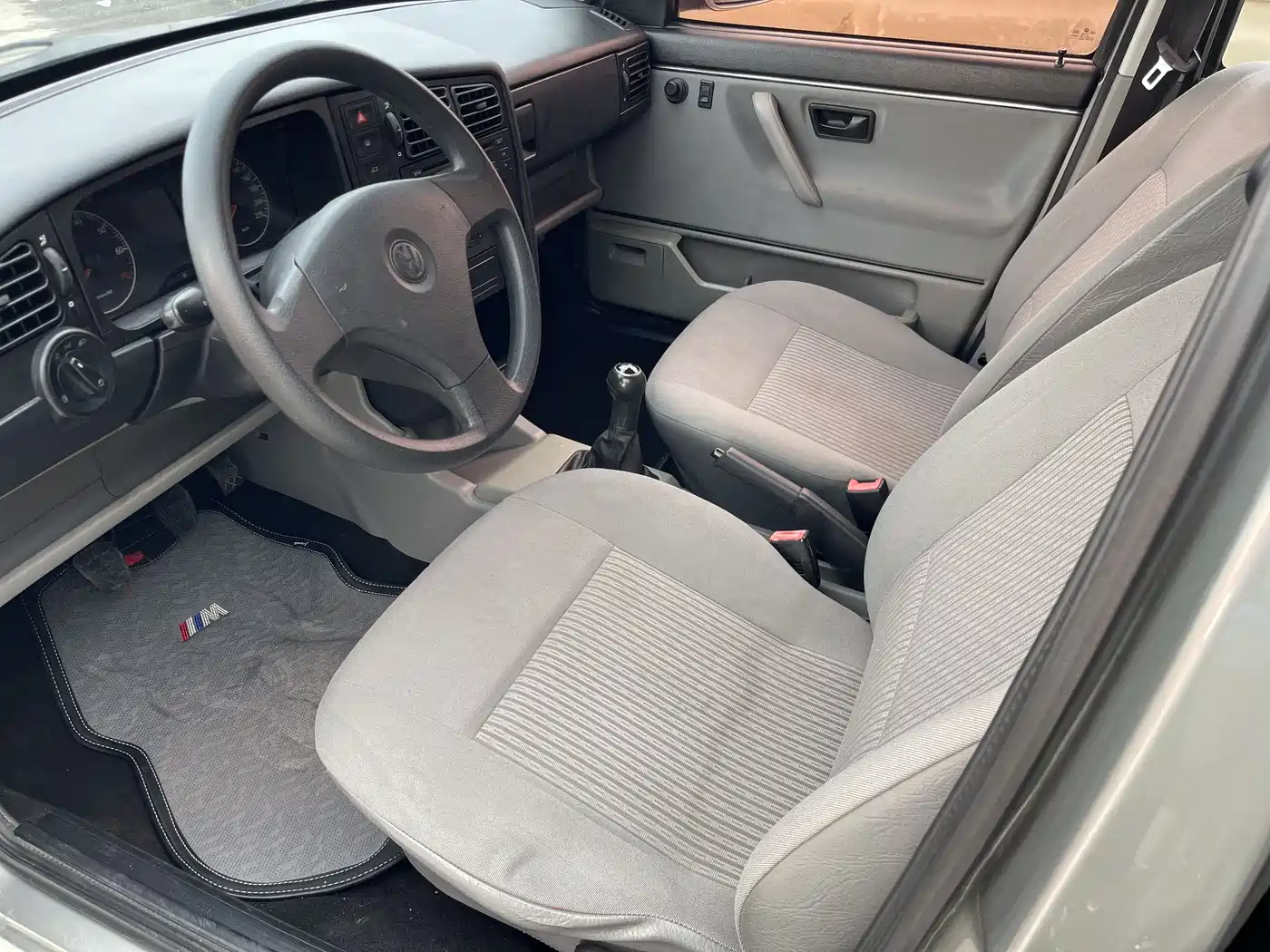 Volkswagen Jetta 2010 1.6L Partner фото 4