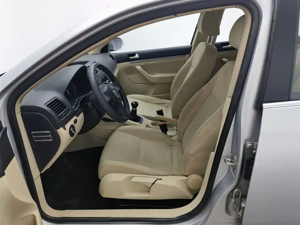 Volkswagen Sagitar 2011 1.6L Manual Comfort фото 10