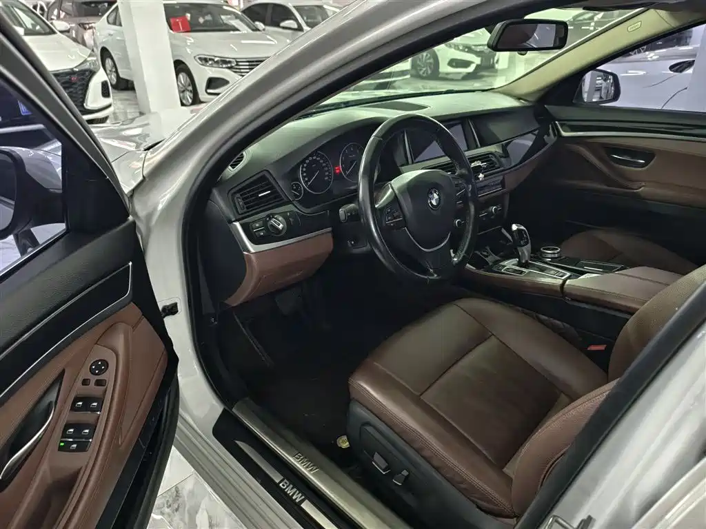 BMW 5 Series 2017 520Li Classic Edition фото 8