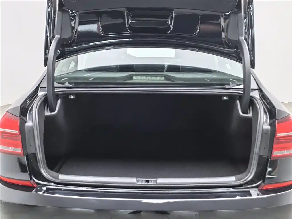 Volkswagen Passat 2017 280TSI DSG Elegance фото 16