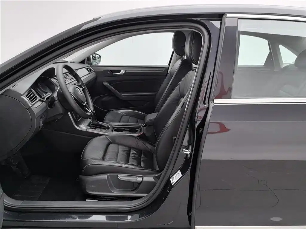 Volkswagen Passat 2017 280TSI DSG Elegance фото 10